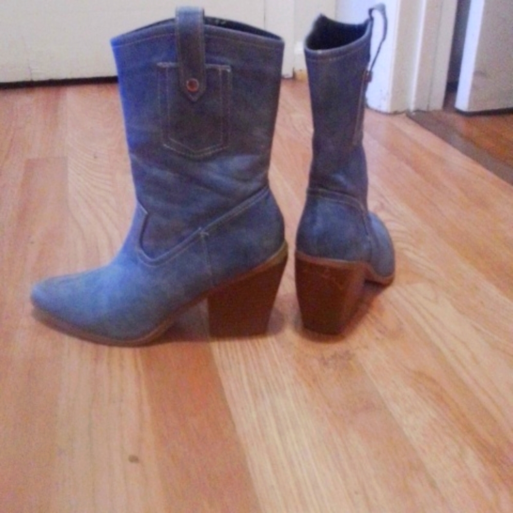 Blue denim heeled cow girl boots!
